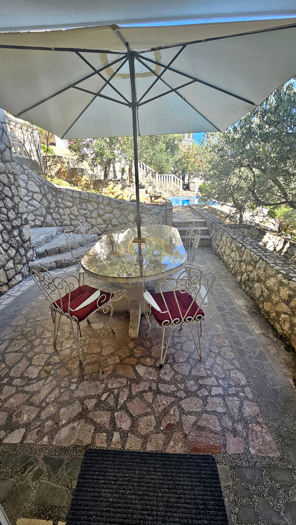 Bellissima casa dalmata a Sevid in ottima posizione con piscina e vista